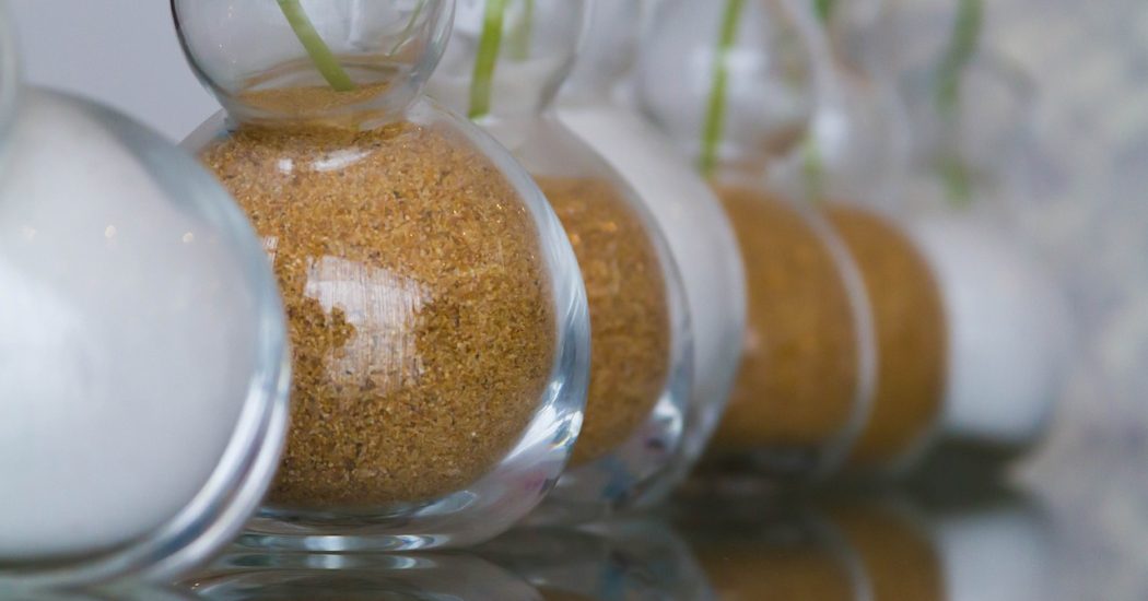 Décoration d'un vase transparent avec du sable