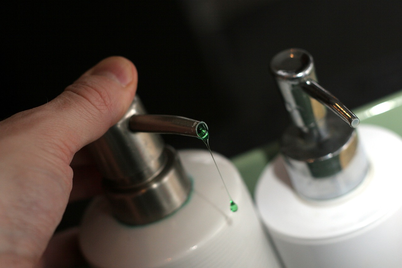 Le savon liquide pour graisser efficacement un volet roulant en utilisant 
