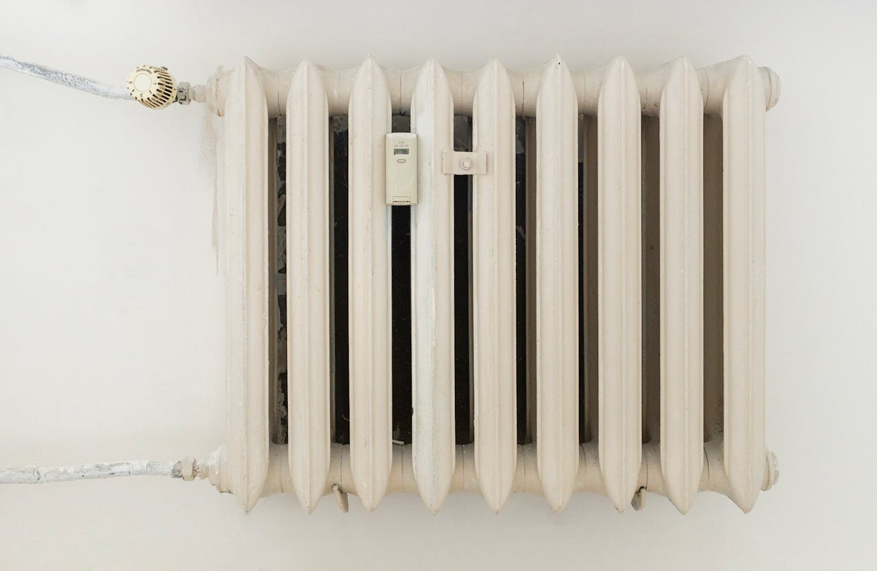 bien repérer le vis de la purge d'un radiateur