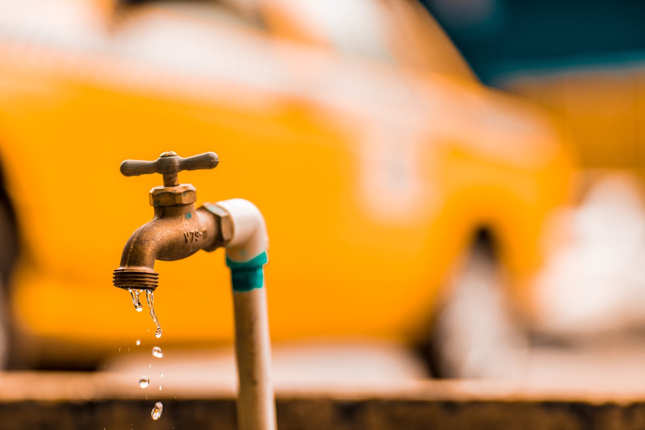 un ruban adhésif pour réparer une fuite d'eau