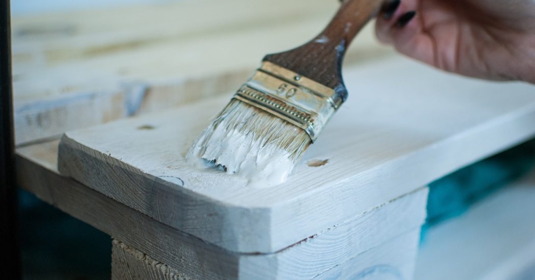 Revitaliser vos meubles avec la peinture intérieure sans ponçage