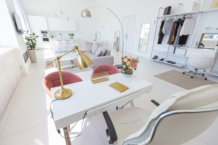 Aménager un dressing avec bureau intégré pour gagner de l’espace ...